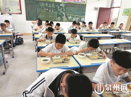 学生集体吃午餐