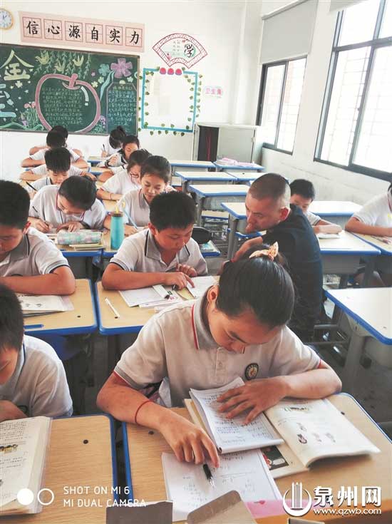 午餐后，学生自习做作业，有老师进行辅导。